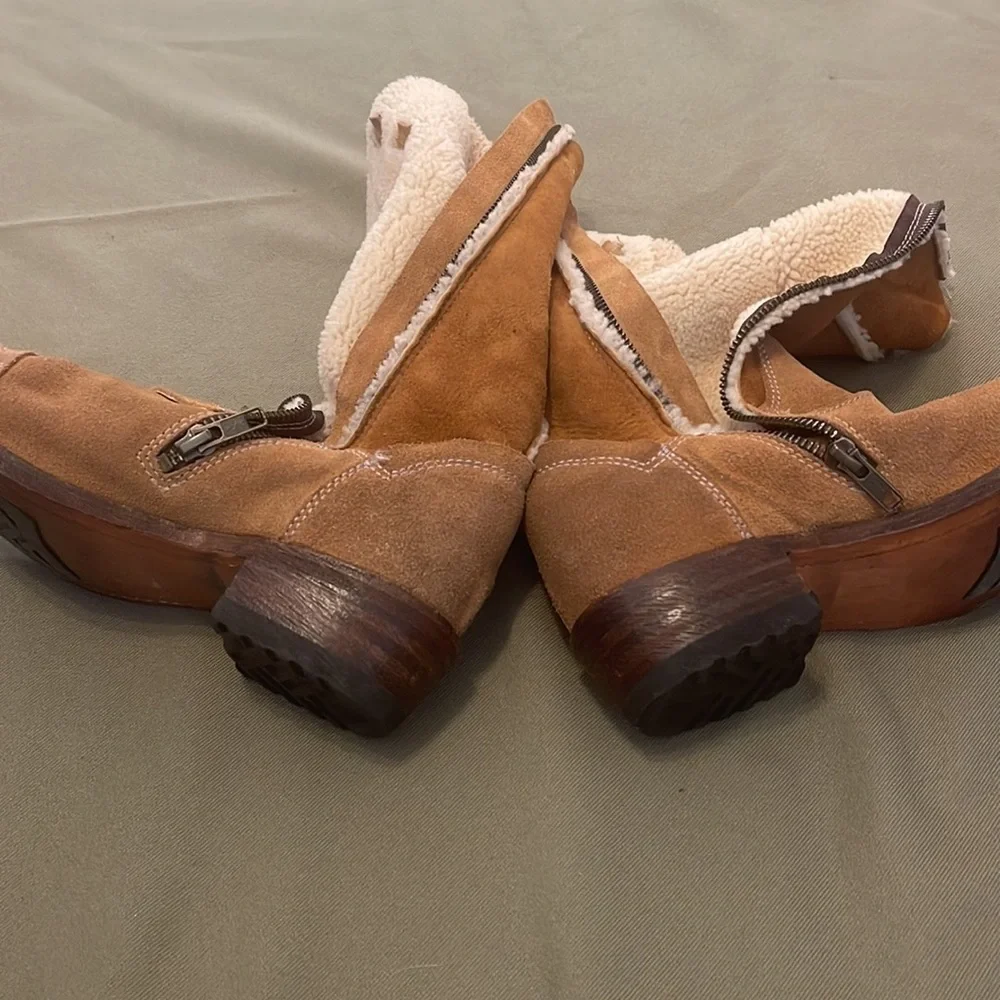 UGG  KOOLABURRA size 7” Leather womens boots fully  Sherpa lined - Picture 13 of 16